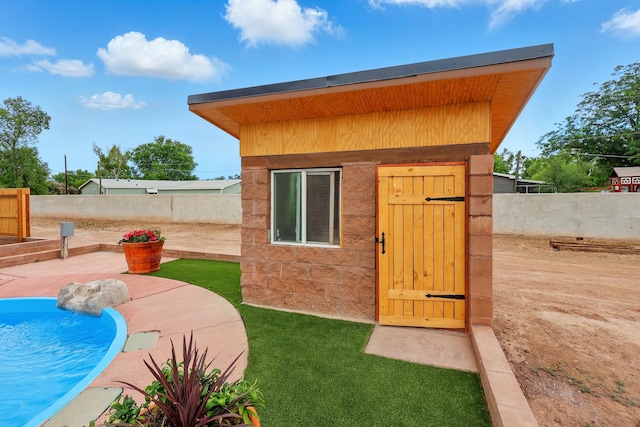 2061 Blaylock Ln NE, Los Lunas, NM 87031 - view of outbuilding featuring a fenced backyard