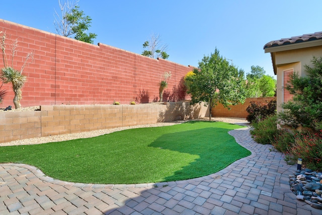 843 Mesa Roja Trl NE, Rio Rancho, NM 87124 - fenced backyard with a patio area