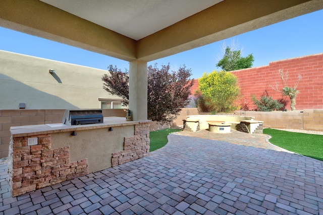 843 Mesa Roja Trl NE, Rio Rancho, NM 87124 - fenced backyard with a patio