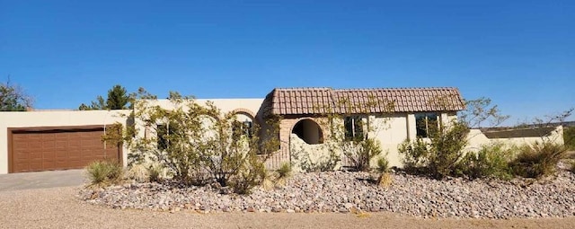 301 Stagecoach Dr, Elephant Butte, NM 87935 - view of front of home featuring stucco siding, an attached garage, and driveway