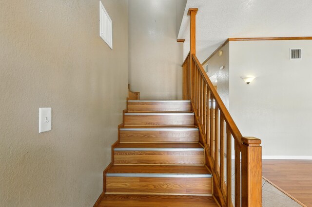 1551 Valley View Dr SW, Los Lunas, NM 87031 - unfurnished room featuring wood finished floors, ceiling fan, a textured ceiling, and baseboards