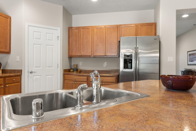 429 Paseo Vista Loop NE, Rio Rancho, NM 87124 - kitchen with stainless steel fridge with ice dispenser, a sink, brown cabinets, and recessed lighting