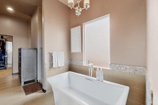 3220 Vatapa Rd NE, Rio Rancho, NM 87144 - full bathroom featuring a soaking tub, recessed lighting, and a chandelier
