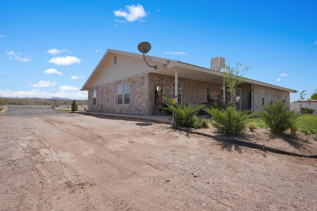 185 La Entrada Rd, Los Lunas, NM 87031 - view of side of home with stone siding