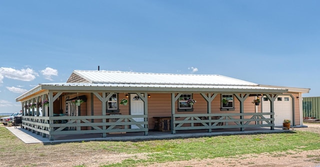 10 Berkshire Rd, Estancia, NM 87016 - country-style home featuring metal roof, a garage, and a porch