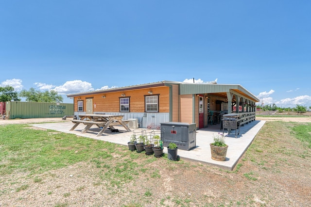 10 Berkshire Rd, Estancia, NM 87016 - rear view of house with a patio area
