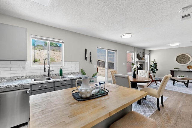 4001 Cresta Park Ave NW, Albuquerque, NM 87114 - dining area featuring plenty of natural light, light wood-style floors, and a textured ceiling