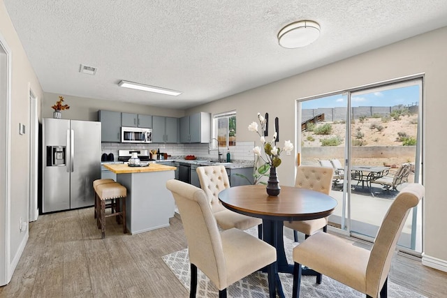 4001 Cresta Park Ave NW, Albuquerque, NM 87114 - dining area featuring a textured ceiling and light wood-style floors