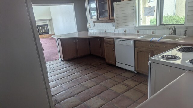 606 Eastlake Ct SE, Rio Rancho, NM 87124 - kitchen featuring white appliances, a sink, a peninsula, light countertops, and glass insert cabinets
