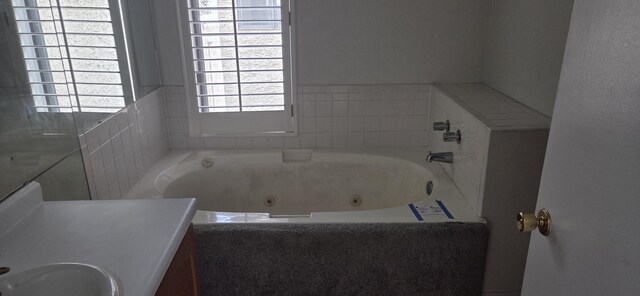606 Eastlake Ct SE, Rio Rancho, NM 87124 - full bath featuring a whirlpool tub and vanity