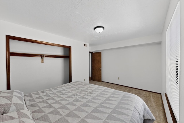 7939 Independence Dr NW, Albuquerque, NM 87120 - bedroom featuring carpet flooring, a closet, and a textured ceiling