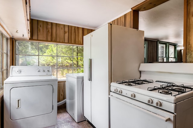 88 Tejano Canyon Rd, Sandia Park, NM 87047 - kitchen with gas range gas stove, washing machine and clothes dryer, and light countertops