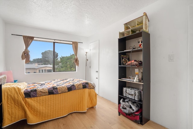 9200 Lagrima De Oro Rd NE, Albuquerque, NM 87111 - bedroom featuring wood finished floors and a textured ceiling