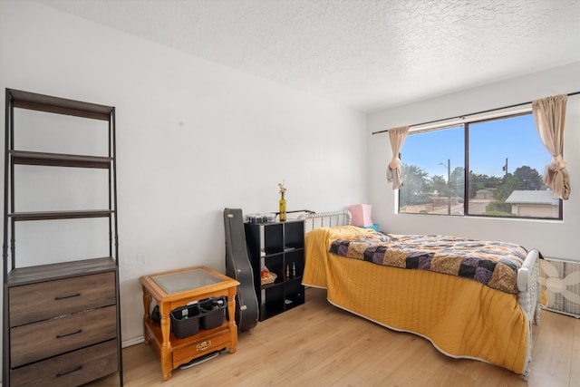 9200 Lagrima De Oro Rd NE, Albuquerque, NM 87111 - bedroom featuring a textured ceiling and light wood-style floors