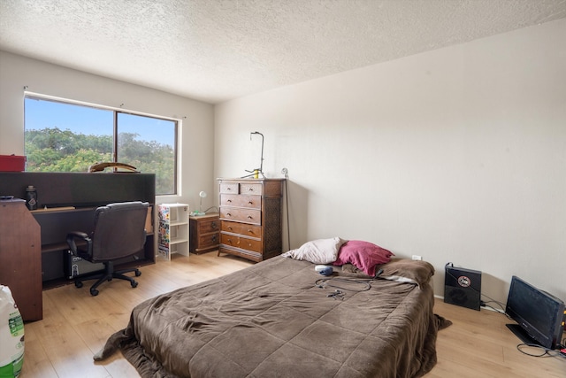 9200 Lagrima De Oro Rd NE, Albuquerque, NM 87111 - bedroom featuring wood finished floors, a textured ceiling, and an office area