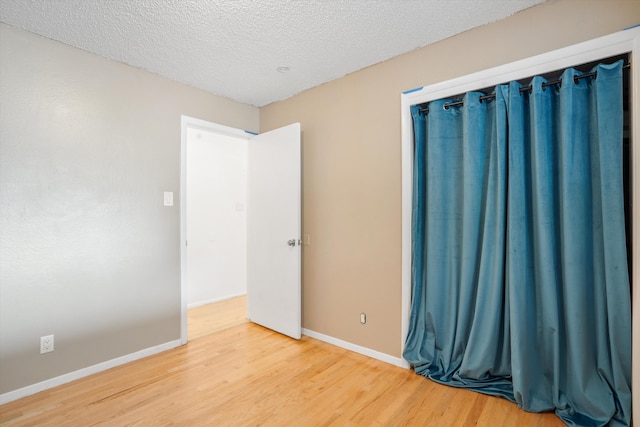 9200 Lagrima De Oro Rd NE, Albuquerque, NM 87111 - spare room featuring wood finished floors and a textured ceiling