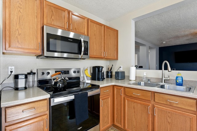 10636 Mcmichael Ln SW, Albuquerque, NM 87121 - kitchen featuring stainless steel appliances, a textured ceiling, and light countertops