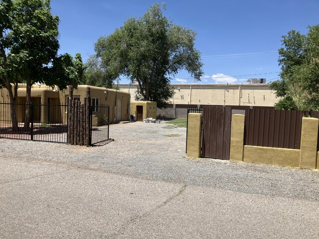 3107 Draxton Ave SW, Albuquerque, NM 87105 - view of yard featuring a gate