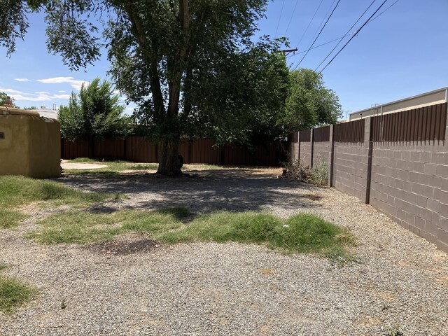 3107 Draxton Ave SW, Albuquerque, NM 87105 - view of yard