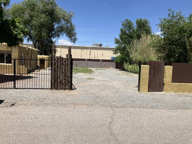 3107 Draxton Ave SW, Albuquerque, NM 87105 - view of yard