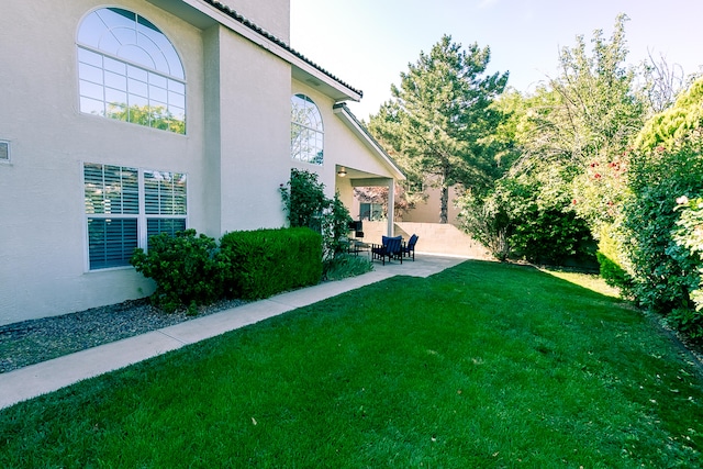 6109 Chamblee Ct NE, Albuquerque, NM 87111 - view of grassy yard featuring a patio area