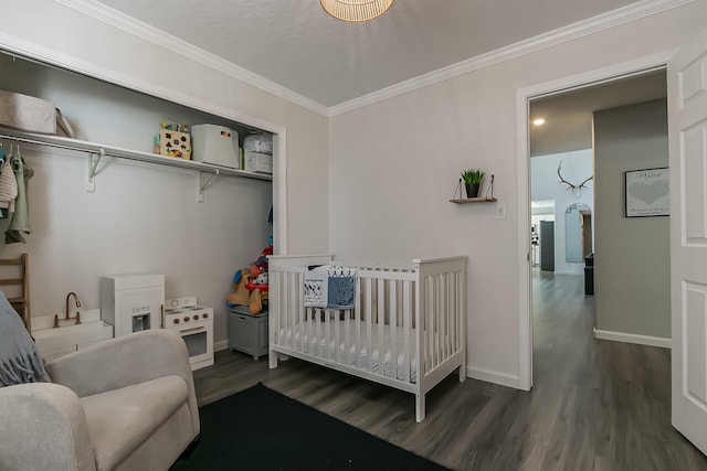 6109 Chamblee Ct NE, Albuquerque, NM 87111 - bedroom featuring wood finished floors, crown molding, and a crib