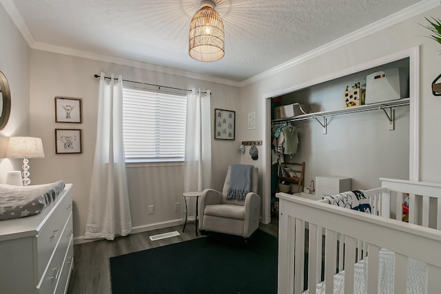 6109 Chamblee Ct NE, Albuquerque, NM 87111 - bedroom with dark wood finished floors, a closet, ornamental molding, a textured ceiling, and a nursery area