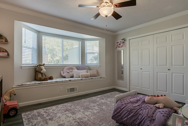 6109 Chamblee Ct NE, Albuquerque, NM 87111 - bedroom featuring wood finished floors, ornamental molding, a closet, ceiling fan, and a textured ceiling
