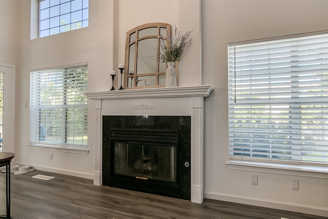 6109 Chamblee Ct NE, Albuquerque, NM 87111 - detailed view of a glass covered fireplace and wood finished floors