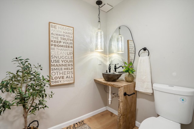 7 Corte De Canoncito, Cedar Crest, NM 87008 - bathroom featuring toilet and wood finished floors
