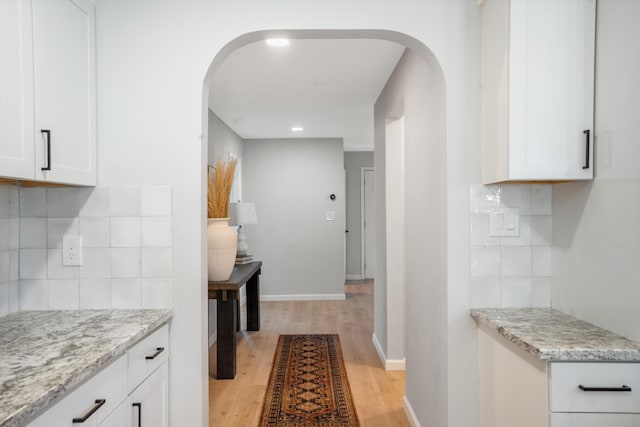 7 Corte De Canoncito, Cedar Crest, NM 87008 - kitchen featuring arched walkways, light wood-style floors, white cabinetry, decorative backsplash, and recessed lighting