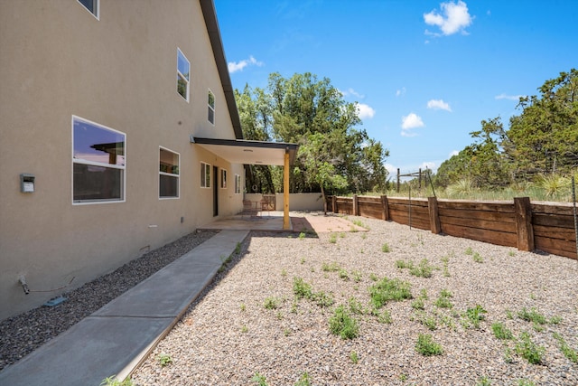 7 Corte De Canoncito, Cedar Crest, NM 87008 - fenced backyard featuring a patio