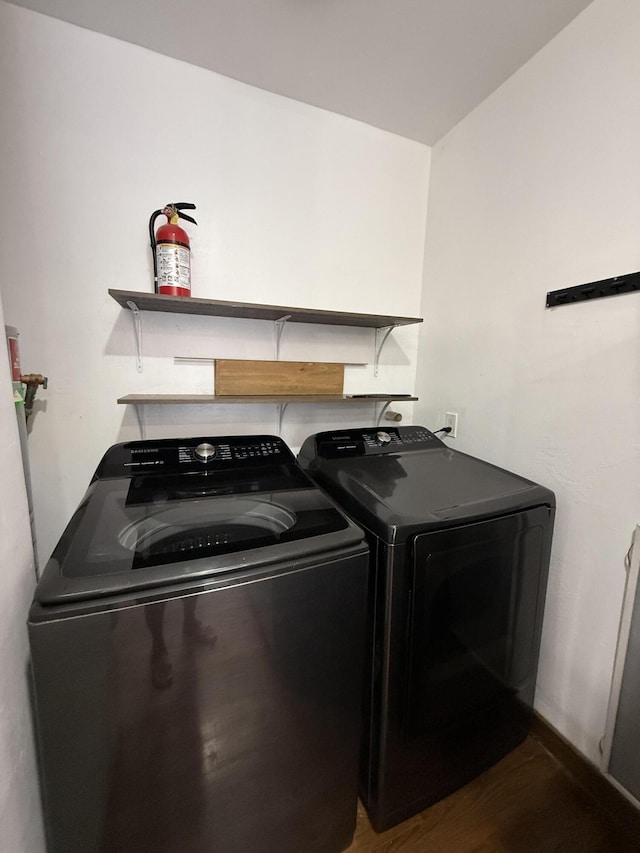 98 Rancho Pequenos Way, Albuquerque, NM 87114 - laundry area featuring washer and clothes dryer and wood finished floors
