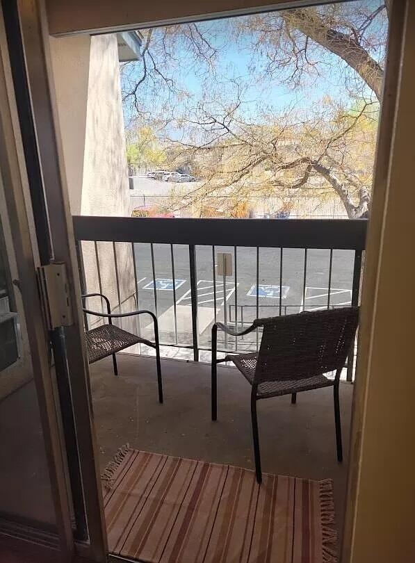 4601 Carlisle Blvd NE Unit H-2, Albuquerque, NM 87109 - view of balcony