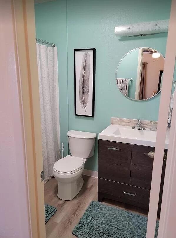 4601 Carlisle Blvd NE Unit H-2, Albuquerque, NM 87109 - full bath with vanity and wood finished floors