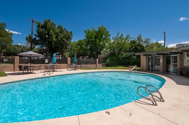 6820 Los Trechos Ct NE, Albuquerque, NM 87109 - view of swimming pool with a patio