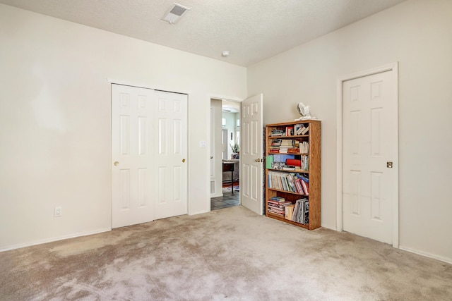 640 Renaissance Loop SE, Rio Rancho, NM 87124 - bedroom featuring carpet flooring, a closet, and a textured ceiling
