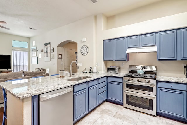 640 Renaissance Loop SE, Rio Rancho, NM 87124 - kitchen with stainless steel appliances, under cabinet range hood, a peninsula, open floor plan, and arched walkways