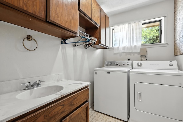 411 Schmidt Pl, Los Lunas, NM 87031 - laundry area featuring washing machine and clothes dryer and light floors