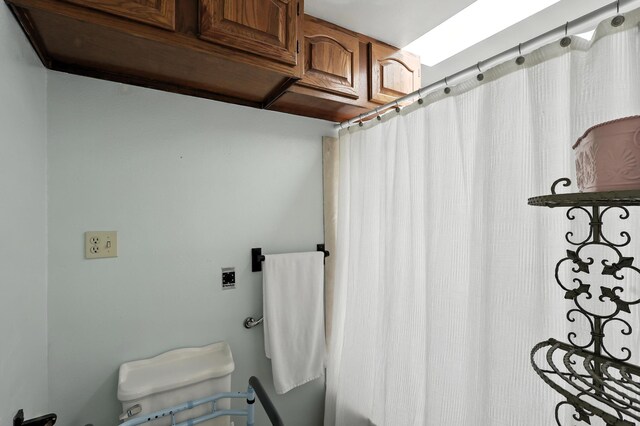 411 Schmidt Pl, Los Lunas, NM 87031 - full bathroom featuring toilet