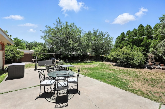 411 Schmidt Pl, Los Lunas, NM 87031 - fenced backyard with outdoor dining area and a patio