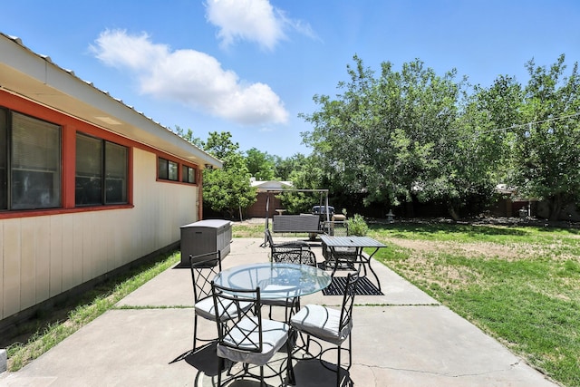 411 Schmidt Pl, Los Lunas, NM 87031 - fenced backyard featuring outdoor dining area and a patio area