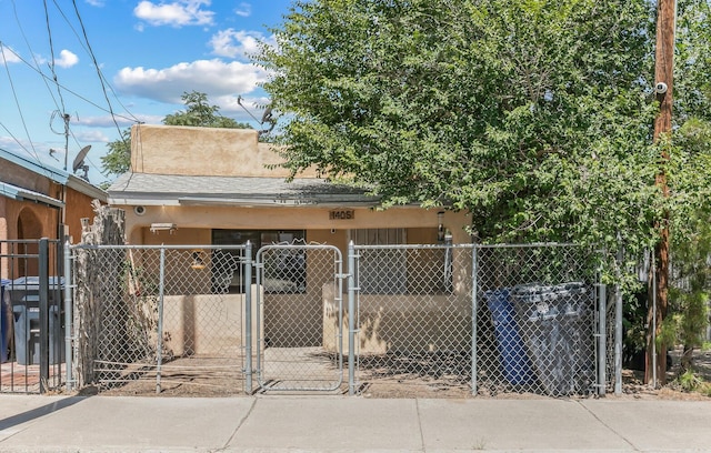 1405 3rd St SW, Albuquerque, NM 87102 - view of front of property featuring a gate, stucco siding, and a fenced front yard