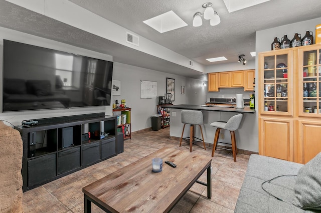 1405 3rd St SW, Albuquerque, NM 87102 - living room featuring a skylight and a textured ceiling