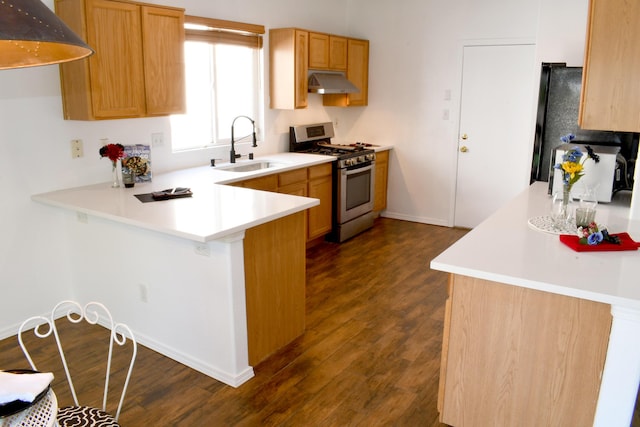 7527 Cricket Hill Dr NE, Albuquerque, NM 87113 - kitchen featuring stainless steel range with gas stovetop, under cabinet range hood, a peninsula, and dark wood-style flooring