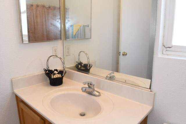 7527 Cricket Hill Dr NE, Albuquerque, NM 87113 - kitchen featuring stainless steel microwave, a ceiling fan, a peninsula, dark wood-type flooring, and light countertops