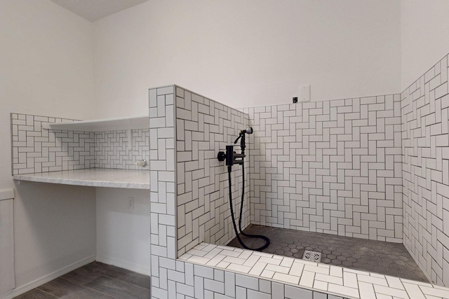 2855 Kings Canyon Loop NE, Rio Rancho, NM 87144 - full bath with tiled shower, backsplash, and wood finished floors