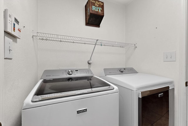 10409 Red Robin Rd SW, Albuquerque, NM 87121 - laundry room featuring washer and clothes dryer