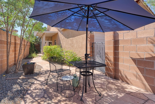 851 Vista Patron Dr, Bernalillo, NM 87004 - fenced backyard featuring outdoor dining space and a patio
