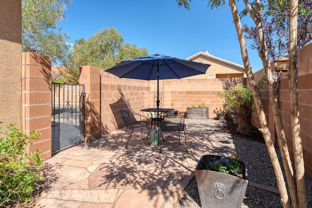 851 Vista Patron Dr, Bernalillo, NM 87004 - view of patio / terrace featuring a gate and outdoor dining space